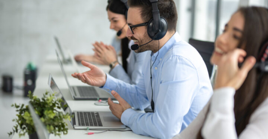 10 Ways an AI Contact Center Improves Efficiency and Reduces Costs